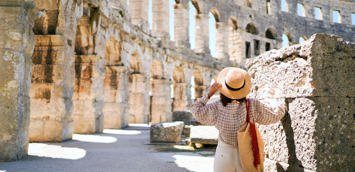 Woman,In,Hat,Stands,And,Looking,On,Coliseum,In,Pula